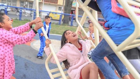 imagen de niños jugando en el Parque Santander en localidad Antonio Nariño