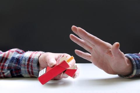 Imagen de una mano rechazando el cigarillo