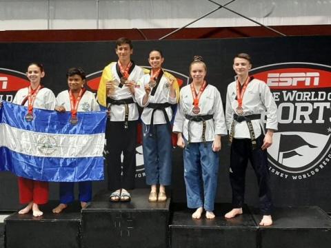 Los bogotanos Santiago Moreno y Sara Rojas (centro) ganaron el US Open de Taekwondo 2020.