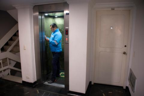 Personas atrapadas en un ascensor deben mantener la calma mientras son auxiliados