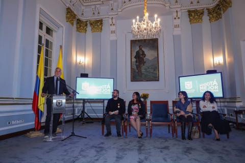 Alcalde condecoró a artistas de Proyecto Educativo de la Filarmónica - FOTO: Consejería de Comunicaciones