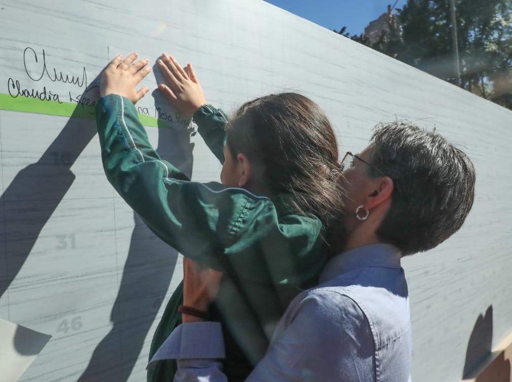 alcaldesa Claudia López y Luciana escriben en el muro #BogotáReverdece 