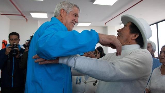 El Alcalde Enrique Peñalosa abrazando a un señor beneficiario del Centro Día