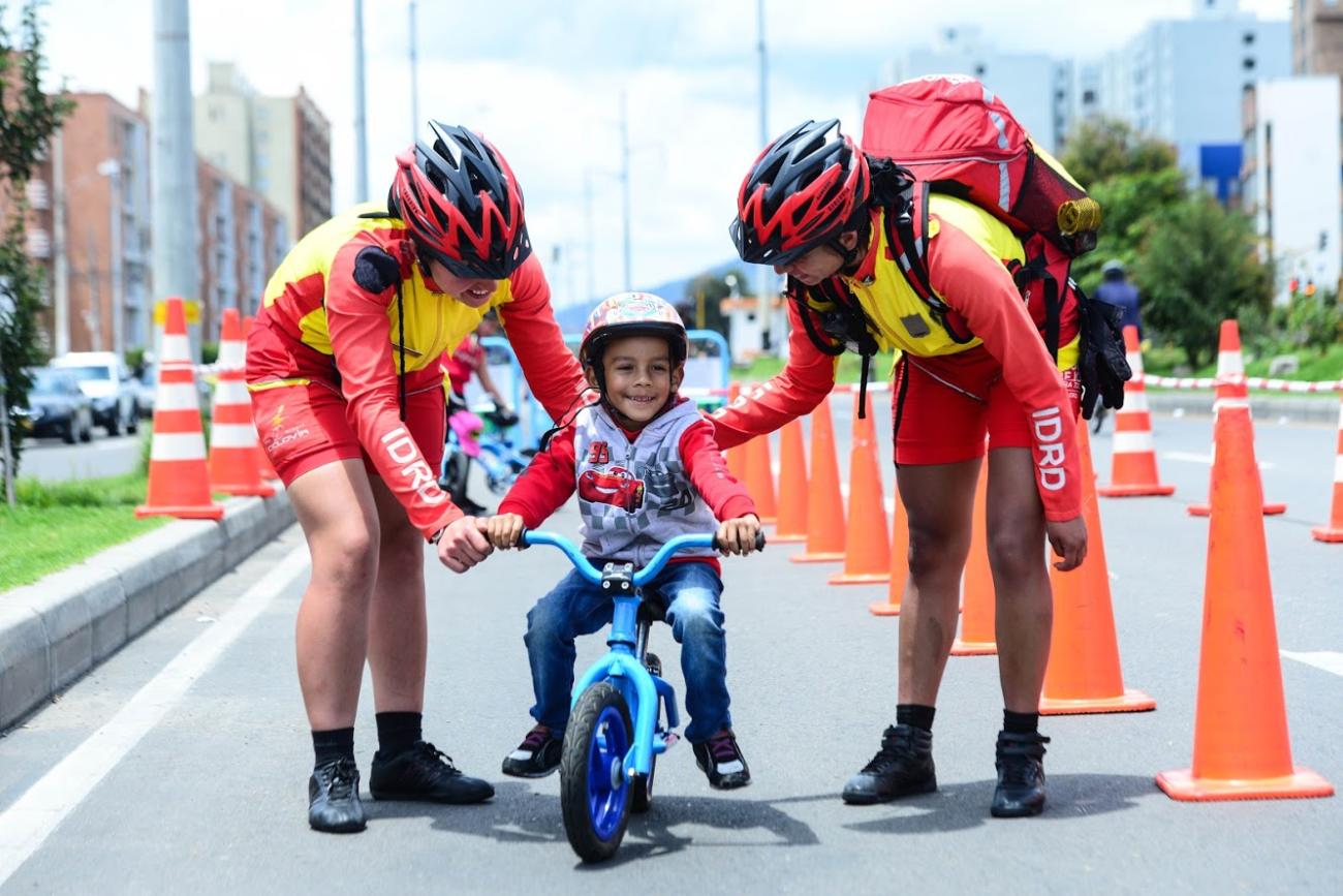 Ciclovía en Bogotá guardianes ayudando niño 