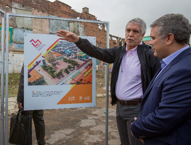 El Alcalde Enrique Peñalosa enseñándole el nuevo Bronx al presidente de Colombia Ivan Duque