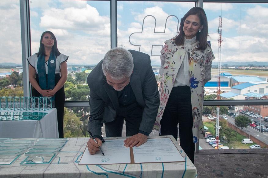 Firma del pacto del Distrito Aeroportuario - Foto: Comunicaciones Alcaldía Bogotá / Andrés Sandoval