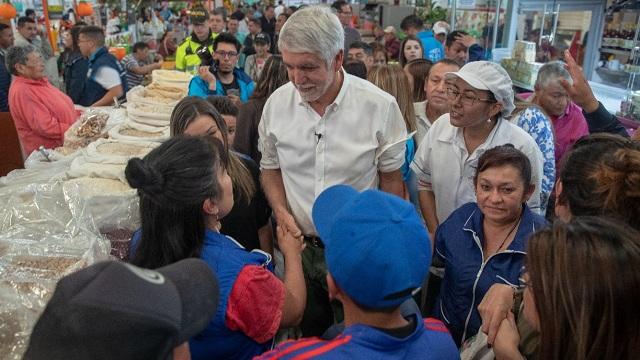 El Alcalde Enrique Peñalosa rodeado de varias personas en la plaza de mercado
