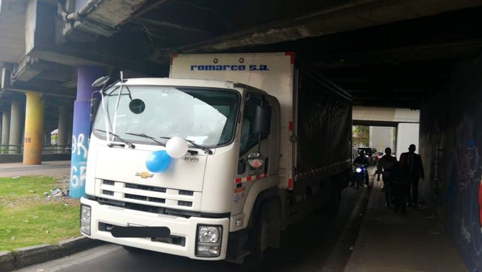 Incidente vial, camión atrapado en un puente 