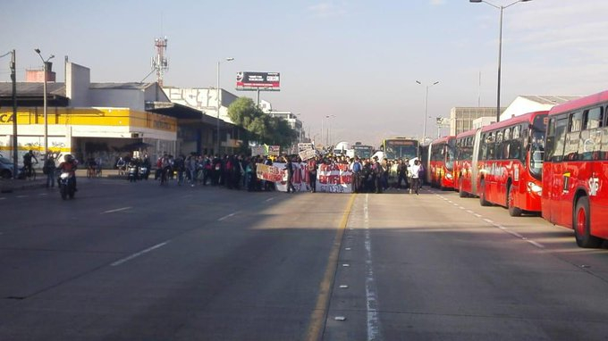 Manifestación avanza por la NQS 