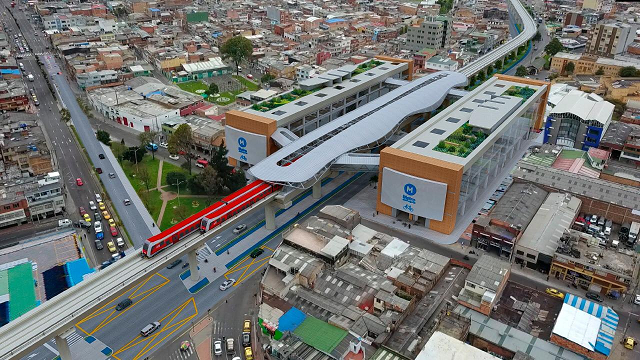 Una foto general de Bogotá con la ilustración del metro de Bogotá