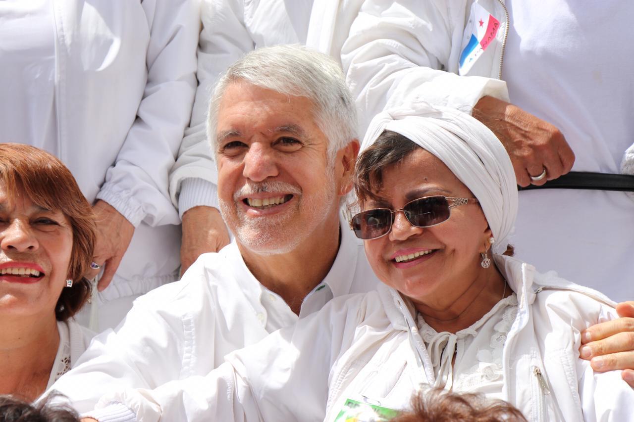 Alcalde Peñalosa con integrantes de Las Damas de Blanco