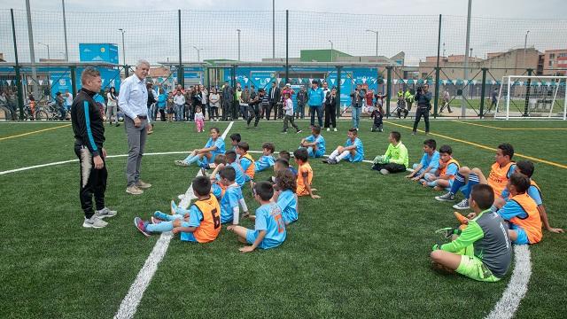 El Alcalde Enrique Peñalosa saluda a un equipo de futbol de niños en la cancha inaugurada en el parque de Bosa