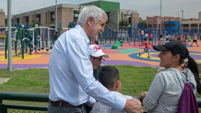 El Alcalde Enrique Peñalosa saluda a vecinos de la comunidad cerca al nuevo parque inaugurado en Bosa