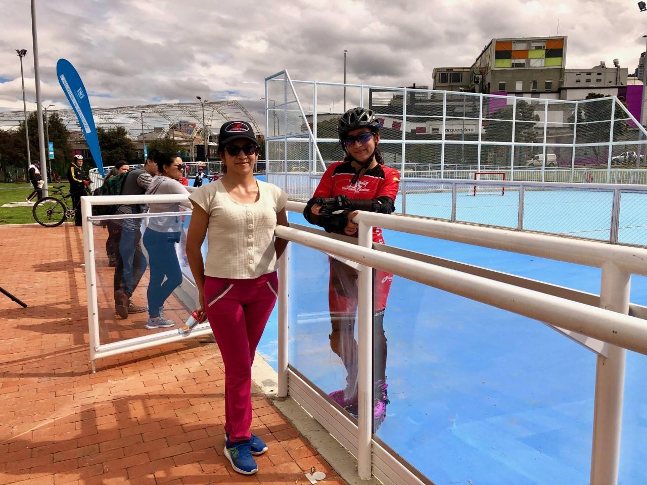Imagen de Daniela con su mamá, posando en la pista de patinaje