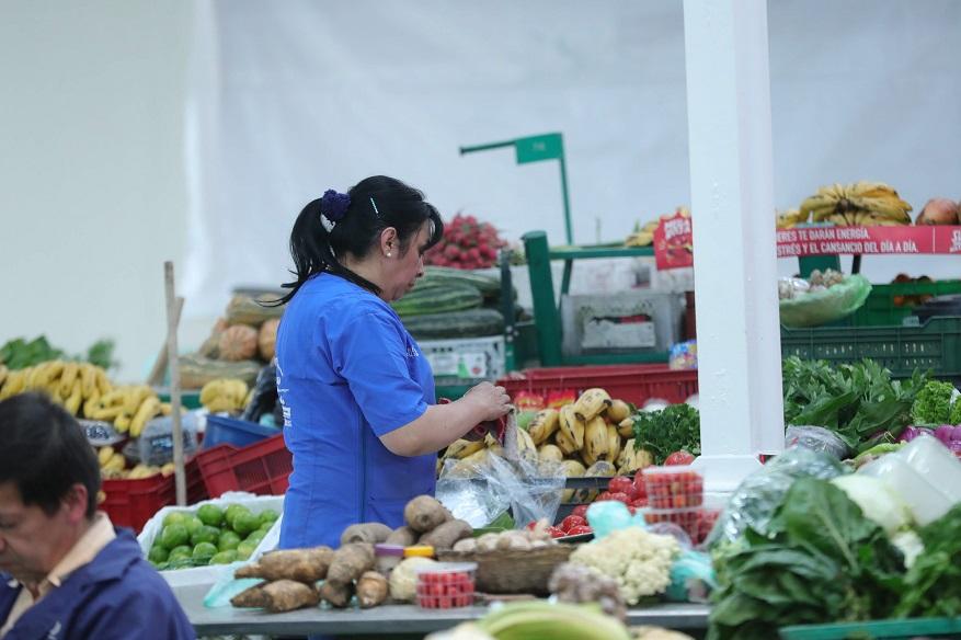 Campesinos que sustituyeron cultivos ilícitos en plazas de mercado