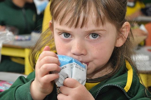 Entrega de refrigerios en los colegios oficiales - Foto: Comunicaciones Secretaría de Educación 