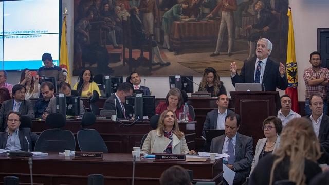 El Alcalde Enrique Peñalosa habla en un estrado frente a las personas del Concejo de Bogotá