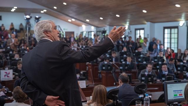 El Alcalde Enrique Peñalosa hablando frente a varias personas del Concejo de Bogotá