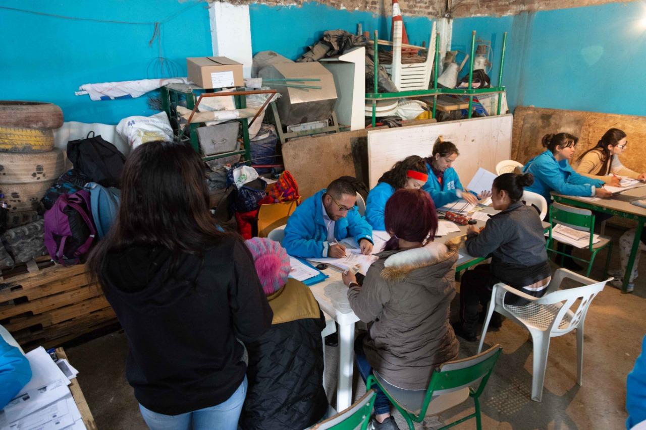 Funcionarios de la Caja de Vivienda Popular tramitando la reubicación de vivienda de familias del barrio Caracolí