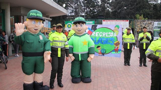 Un agente de la Policía al lado de dos muñecos inflables de la Policía