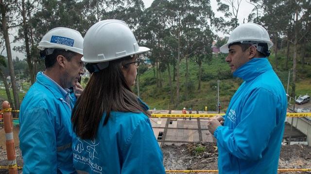 El Secretario General, Raul Buitrago en compañía de dos personas hablando y supervisando los tanque del Acueducto de Bogotá