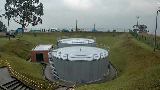 Foto de dos estructuras de almacenamiento de agua