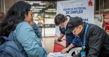 Foto de bogotanos y bogotanas accediendo a servicios de la Agencia Distrital de Empleo.