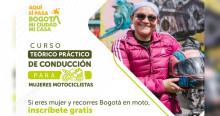 Foto de una mujer motociclista