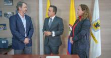 Foto de la firma del acuerdo entre Bogotá y Corporación Financiera Internacional para financiamiento de proyectos de movilidad.