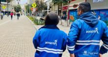 Foto de gestores sociales del IPES recorriendo las calles de Bogotá.