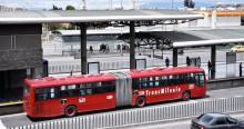 Foto de un bus de TransMilenio en una estación