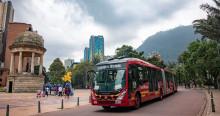 Foto de un bus de TransMilenio en una vía de Bogotá