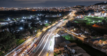Imagen panorámica de una avenida de Bogotá en la noche