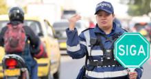 Foto de una agente de trásnito en una vía de Bogotá