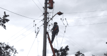 Imagen de un técnico de ENEL ralizando mantenimiento en un poste de luz.