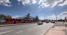 Foto de un bus de TransMilenio en una vía de Bogotá