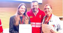 Foto que muestra al alcalde Mayor de Bogotá, Carlos Fernando Galán, junto a dos participantes durante el evento de reconocimiento a gestores