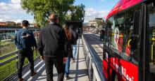 Foto de personas junto a un bus de TransMilenio