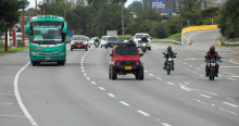 Imagen panorámica de una vía en la que circulan varios tipos de vehículos automotores