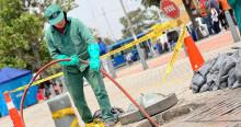 Foto que muestra un trabajador del Acueducto de Bogotá
