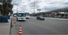 Imagen panorámica de Bogotá de una vía de Bogotá donde se ven diferentes vehículos transitando