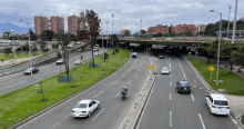 Imagen panorámica de una vía en la que circulan varios tipos de vehículos automotores