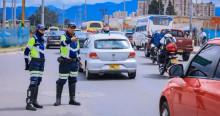 Foto de un agente de tránsito en una vía de Bogotá