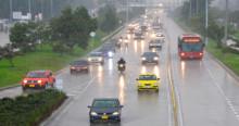 Imagen panorámica de una vía de Bogotá en la que se aprecia un torrencial aguacero.