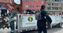 Imagen de operarios disponiendo residuos en un ecopunto