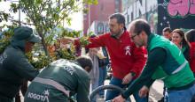 Foto del alcalde Carlos Fernando Galán durante su participación en la recuperación de un punto crítico. 