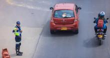 Foto de un agente de tránsito en una vía de Bogotá