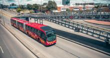 Foto de un bus de TransMilenio en una vía de Bogotá