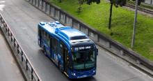 Foto de un bus de TransMilenio en una vía de Bogotá
