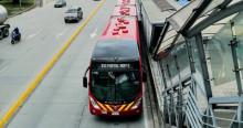 Foto de un bus de TransMilenio en una vía de Bogotá
